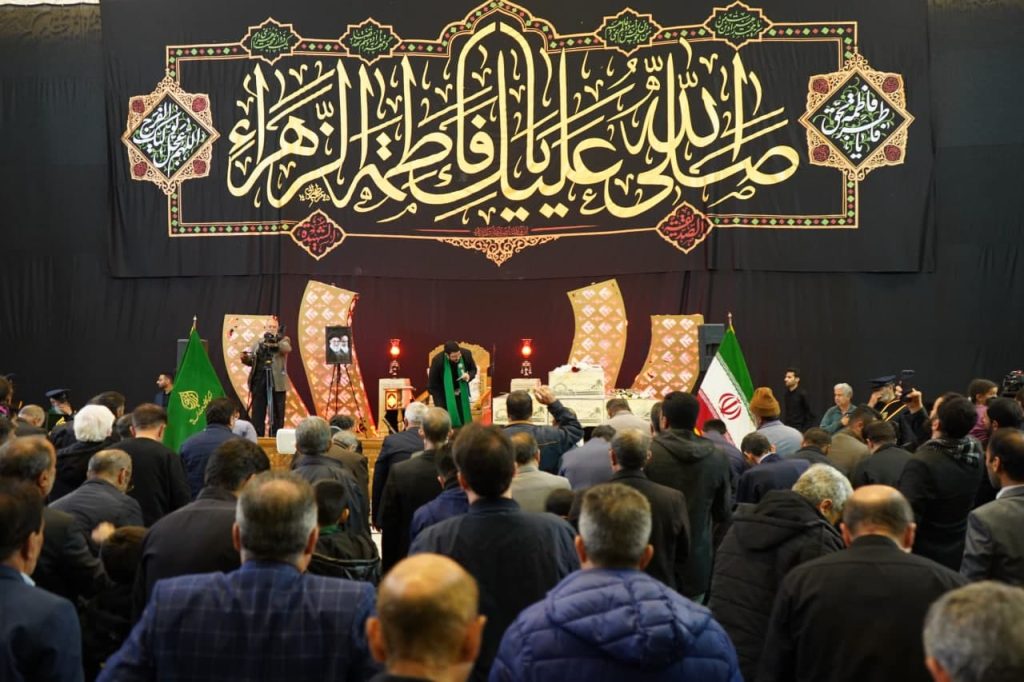 photo 2023 12 16 22 29 59 1024x682 - مراسم سوگواری شب شهادت حضرت فاطمه زهرا سلام الله علیها در حرم مطهر/ آیین وداع با پیکرهای مطهر چهار شهید گمنام دوران دفاع مقدس