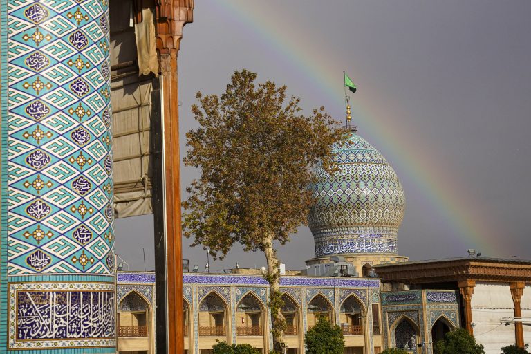 عکس/ رنگین‌کمان زیبا در آسمان حرم مطهر حضرت احمد بن موسی الکاظم علیه السلام