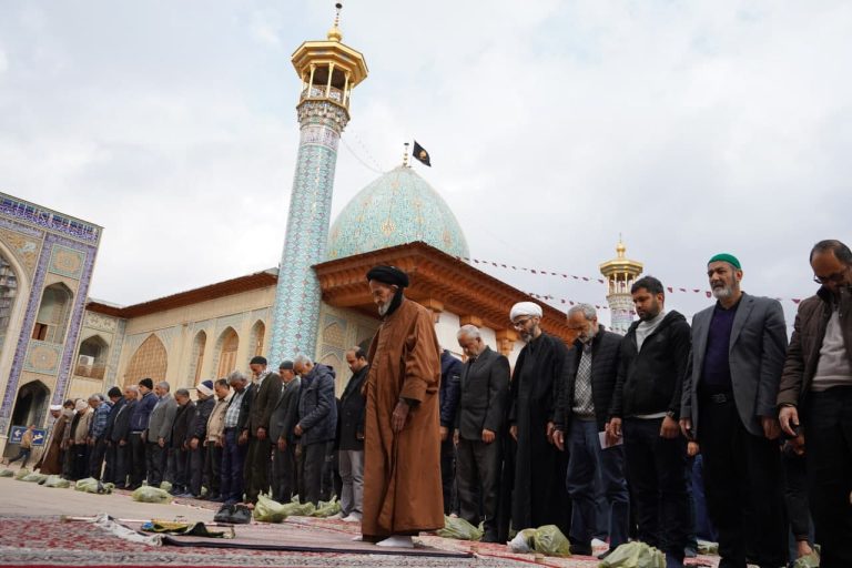 تصاویر| دست‌ها برای طلب باران به آسمان بلند شد / اقامه نماز باران در حرم مطهر امین ولایت