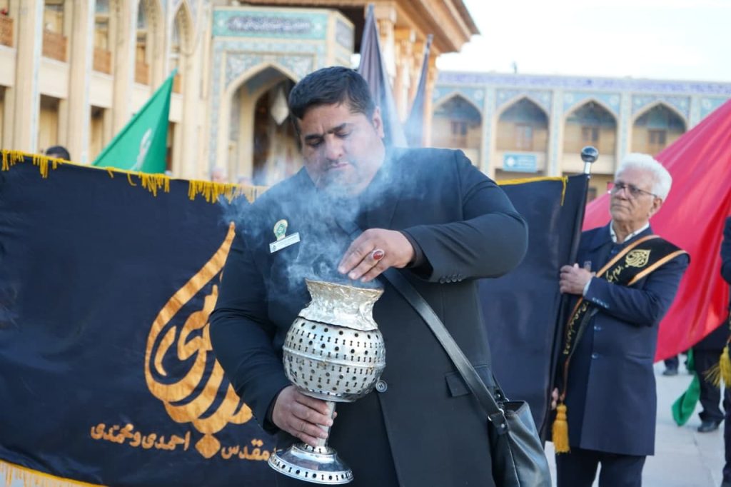 photo 2024 01 28 18 23 54 1024x682 - تصاویر/ مراسم لاله گردانی خدام به مناسبت شهادت حضرت احمد بن موسی الکاظم علیه السلام