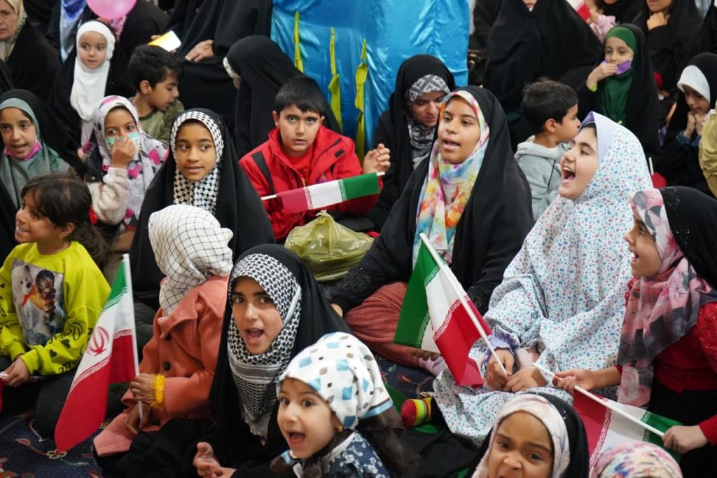 photo 2024 02 02 19 21 12 1024x682 - جشن «دختران انقلاب» به‎‌مناسبت آغاز دهه‌ی پرفروغ فجر انقلاب اسلامی در آستان احمدی