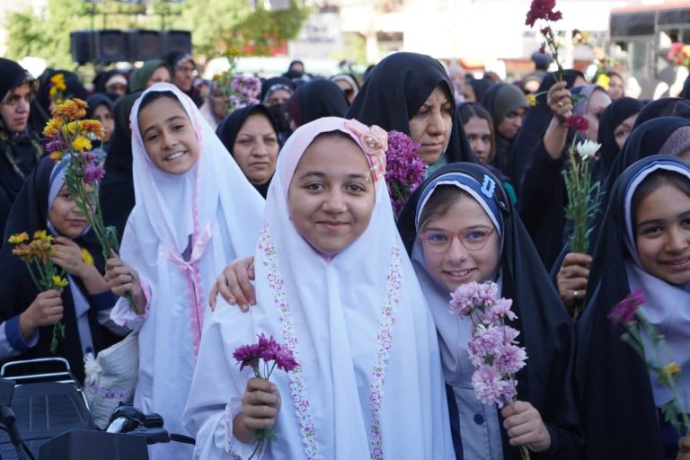 مراسم شادپیمایی دختران شیرازی به مناسبت ولادت حضرت معصومه سلام الله علیها به طرف حرم مطهر حضرت شاهچراغ علیه السلام