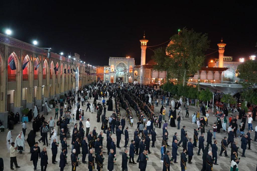 photo 2024 09 04 21 34 14 1024x682 - 📸 تصاویر/ مراسم شام غریبان ولی نعمتمان امام هشتم در حرم برادر حضرت شاهچراغ علیهم‌السلام