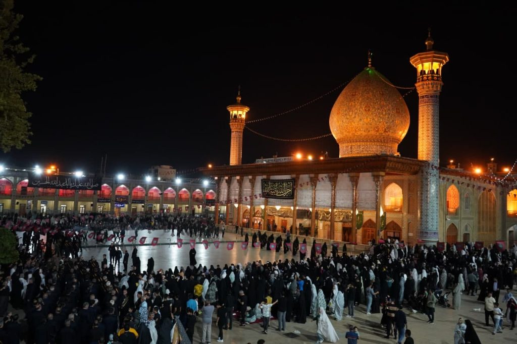 photo 2024 09 04 21 34 16 2 1024x682 - 📸 تصاویر/ مراسم شام غریبان ولی نعمتمان امام هشتم در حرم برادر حضرت شاهچراغ علیهم‌السلام