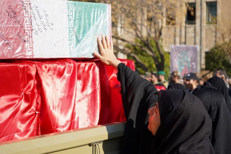 عکس / مراسم تشییع پیکر مطهر ۱۲ شهید گمنام از میدان شهدا به سمت حرم مطهر شاهچراغ علیه السلام