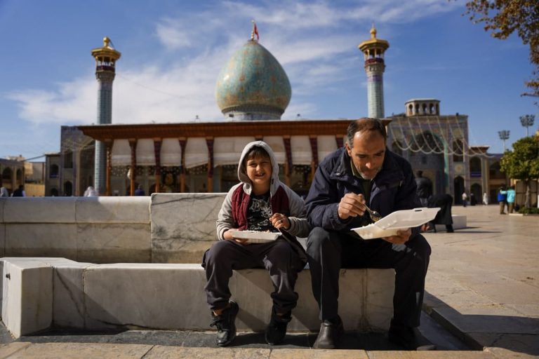 موکب حرم مطهر امام رضا علیه السلام در عزای برادر / توزیع روزانه ۹ هزار پُرس غذای متبرک