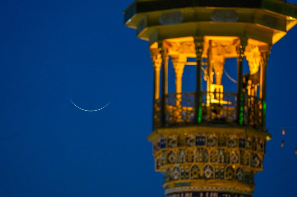 FAE06757 1024x682 - تصاویری از هلال ماه شوال بر فراز حرم مطهر حضرت شاهچراغ علیه‌السلام
