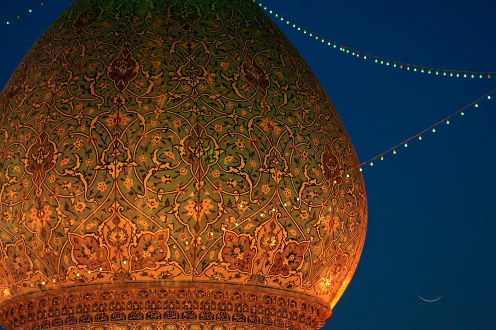 FAE06823 1024x682 - تصاویری از هلال ماه شوال بر فراز حرم مطهر حضرت شاهچراغ علیه‌السلام