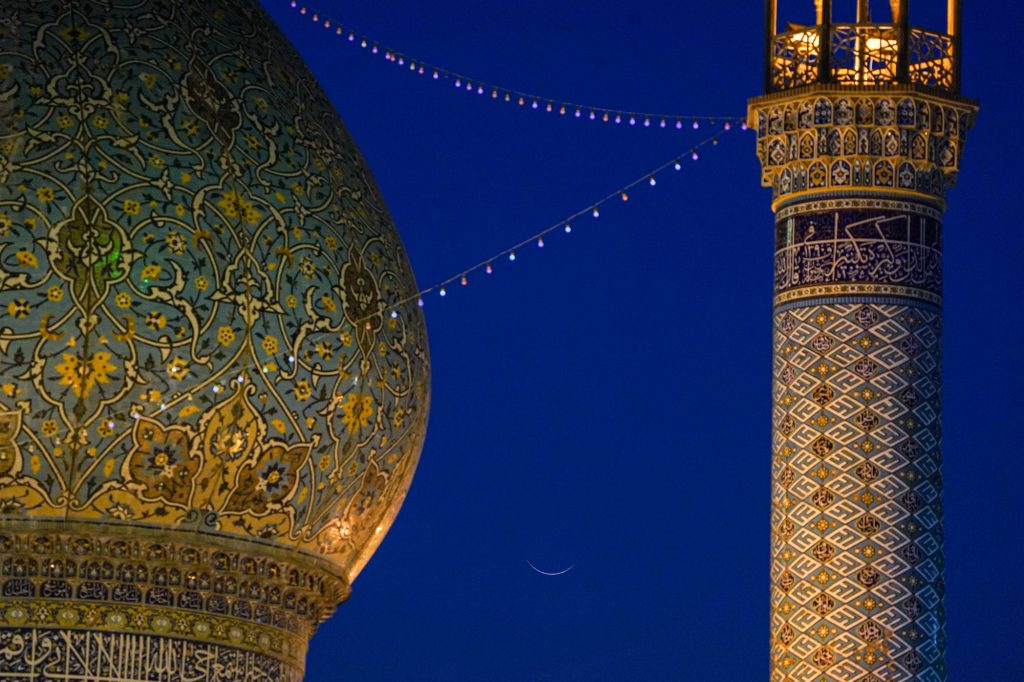 FAE06832 1024x682 - تصاویری از هلال ماه شوال بر فراز حرم مطهر حضرت شاهچراغ علیه‌السلام
