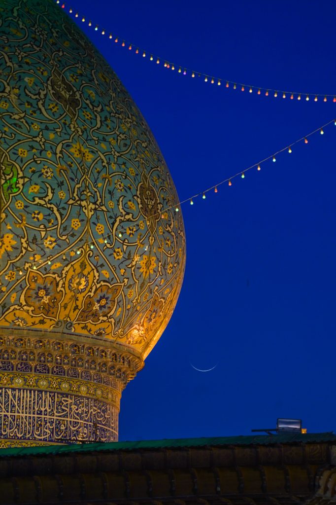 FAE06880 682x1024 - تصاویری از هلال ماه شوال بر فراز حرم مطهر حضرت شاهچراغ علیه‌السلام