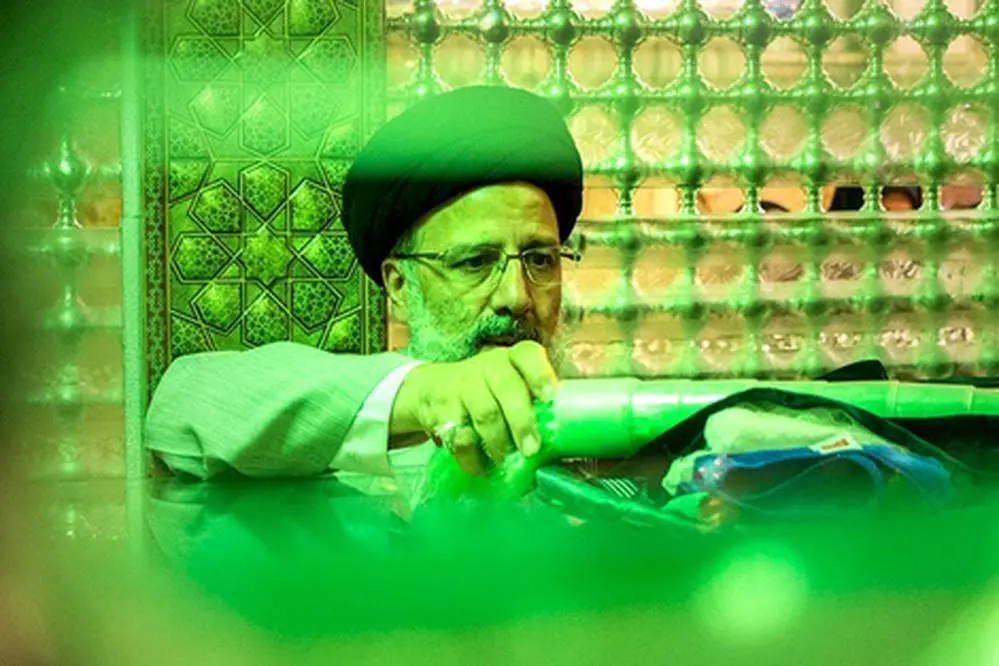 رئیسی - تصاویر | حضور شهید آیت‌الله رئیسی در حرم مطهر حضرت شاهچراغ علیه‌السلام