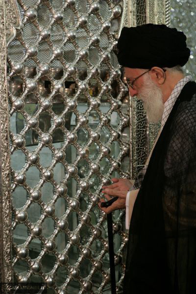 13870213 0133954 - عکس / زیارت مرقد مطهر حضرت احمد بن موسی الکاظم علیه السلام توسط حضرت آیت‌الله خامنه‌ای رهبر معظم انقلاب اسلامی مدظله العالی