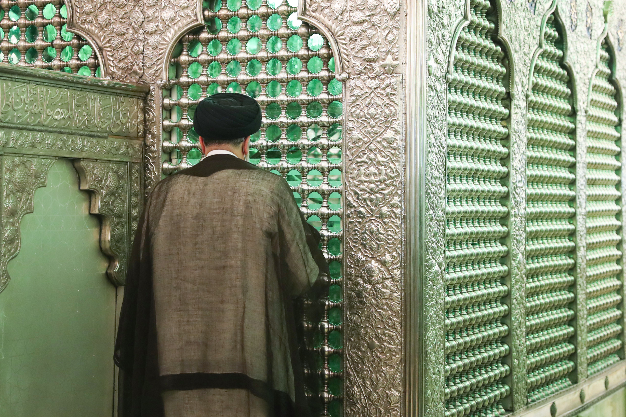 163421863307808200 1 - تصاویر با کیفیت حضور شهید آیت‌الله رئیسی در حرم مطهر حضرت شاهچراغ علیه‌السلام