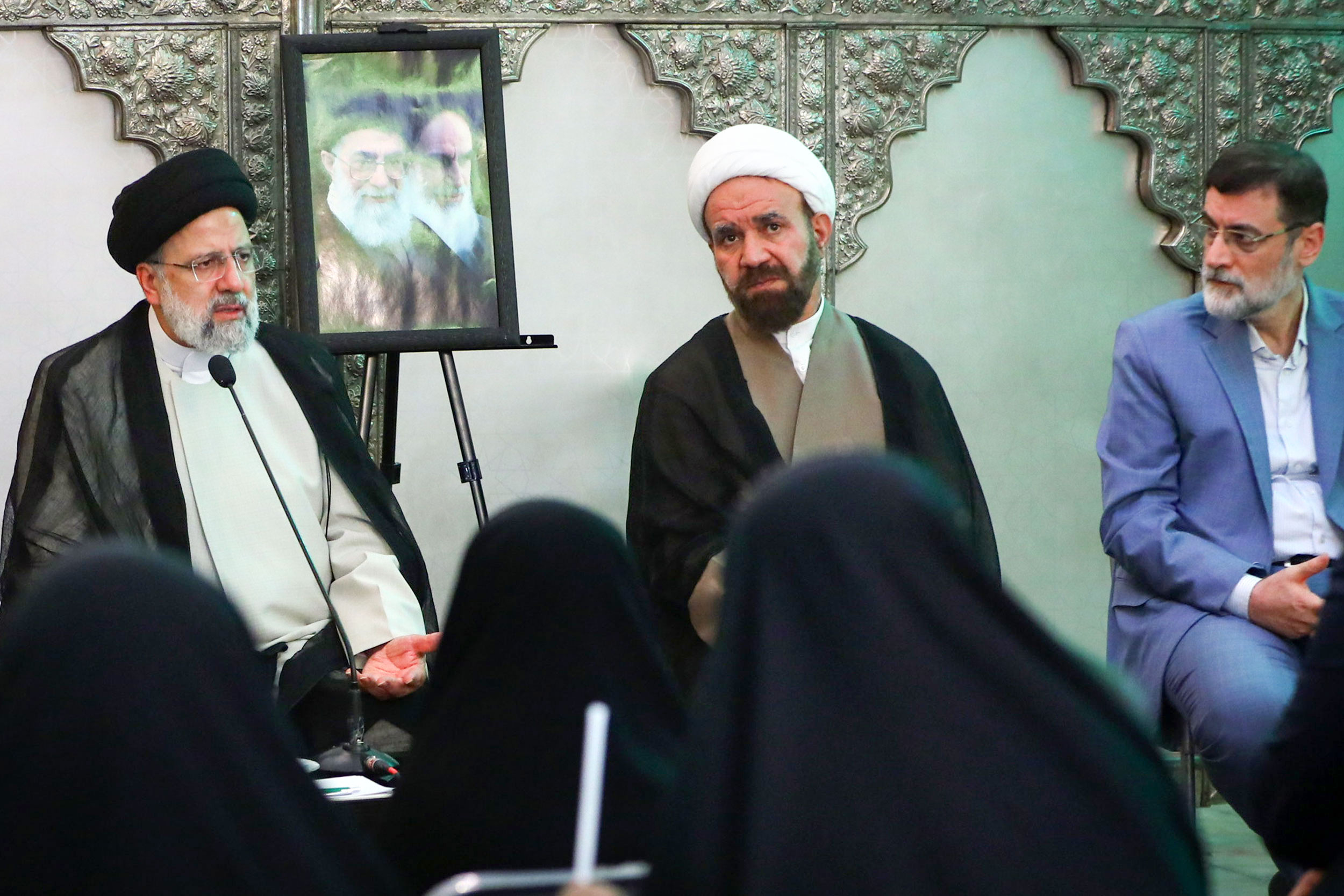 169714075825717700 - تصاویر | حضور شهید آیت‌الله رئیسی در حرم مطهر حضرت شاهچراغ علیه‌السلام