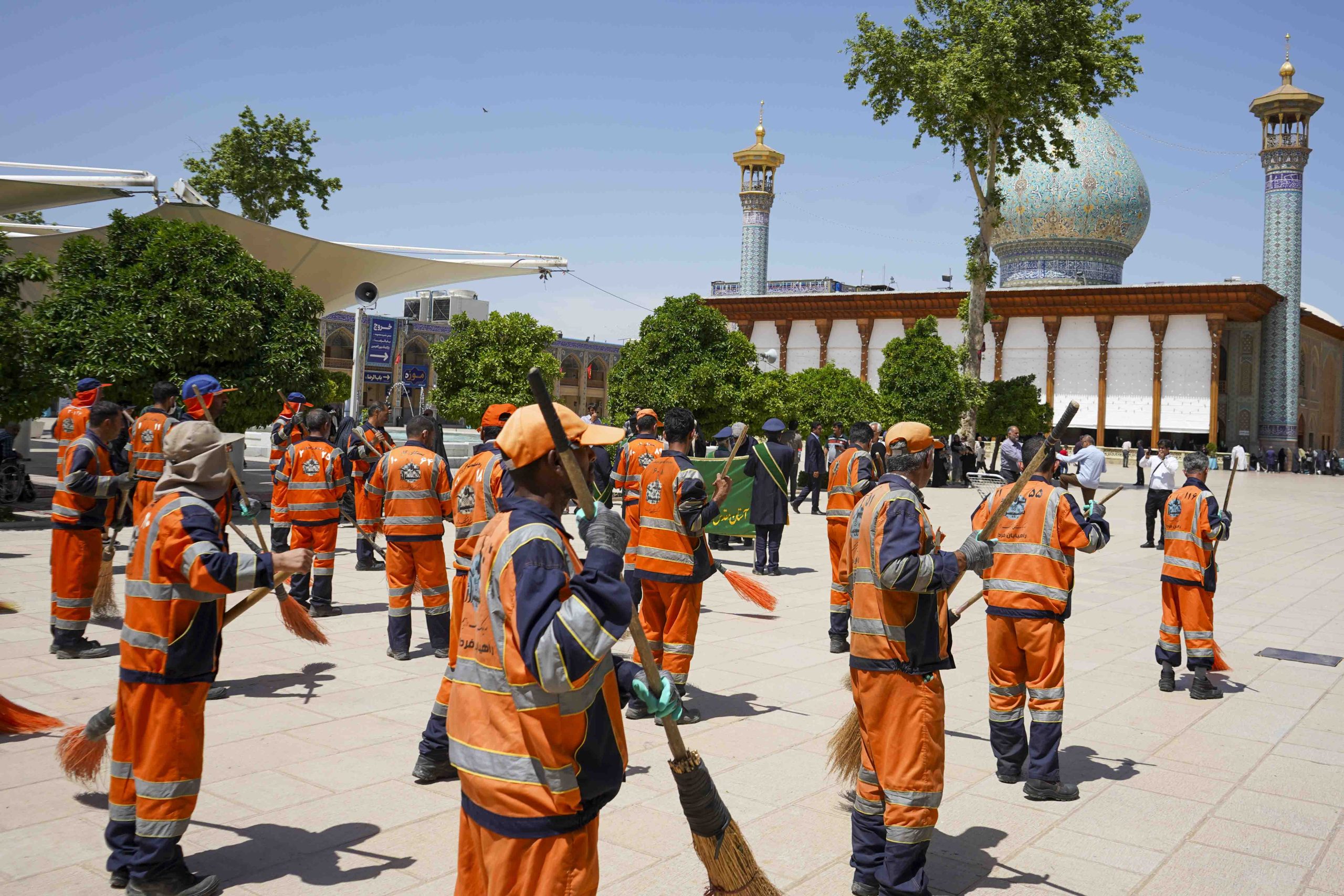 astanahmadi 10 2 scaled - تصاویر | آیین جاروزنی صحن آستان مقدس حضرت شاهچراغ علیه‌السلام با حضور جمعی از پاکبان شیرازی به مناسبت دهه کرامت و گرامیداشت روز کارگر