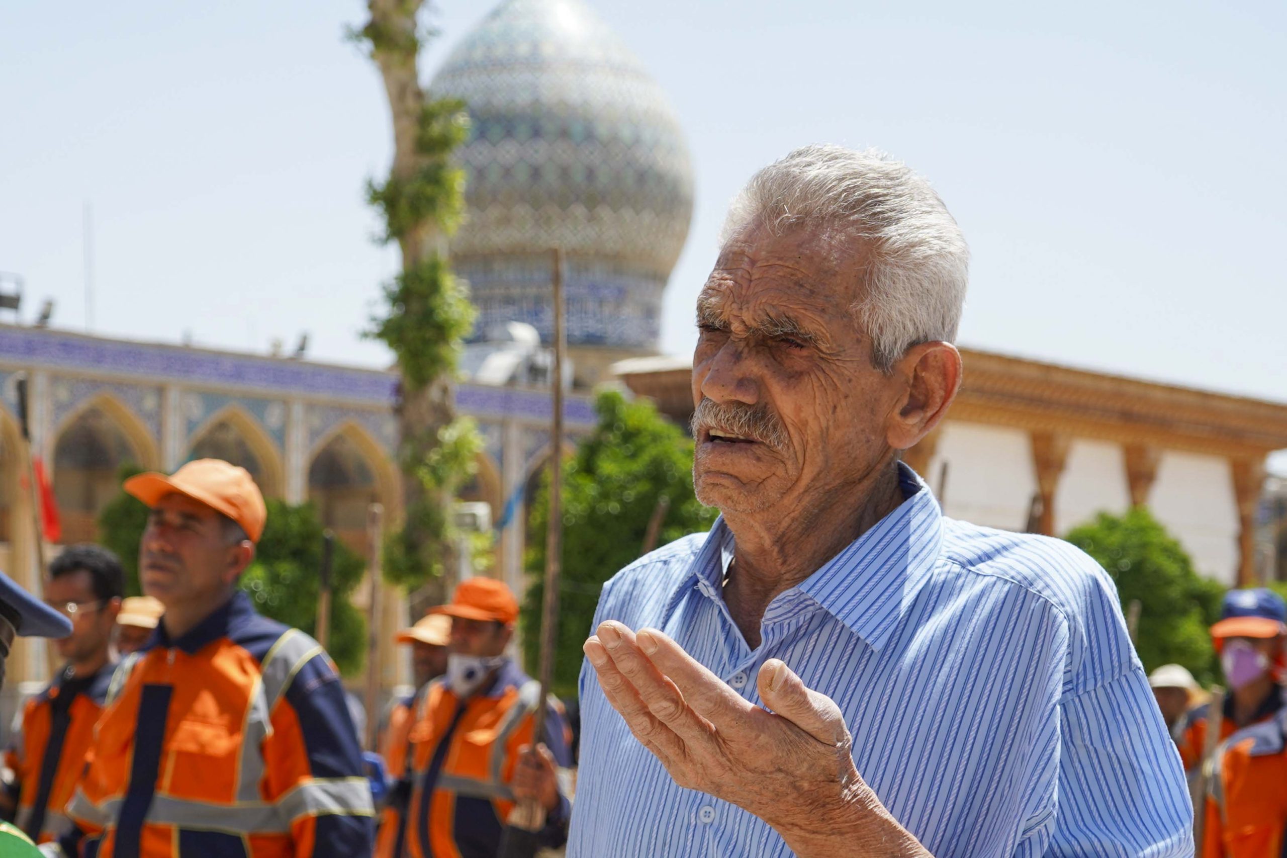 astanahmadi 11 3 scaled - تصاویر | آیین جاروزنی صحن آستان مقدس حضرت شاهچراغ علیه‌السلام با حضور جمعی از پاکبان شیرازی به مناسبت دهه کرامت و گرامیداشت روز کارگر