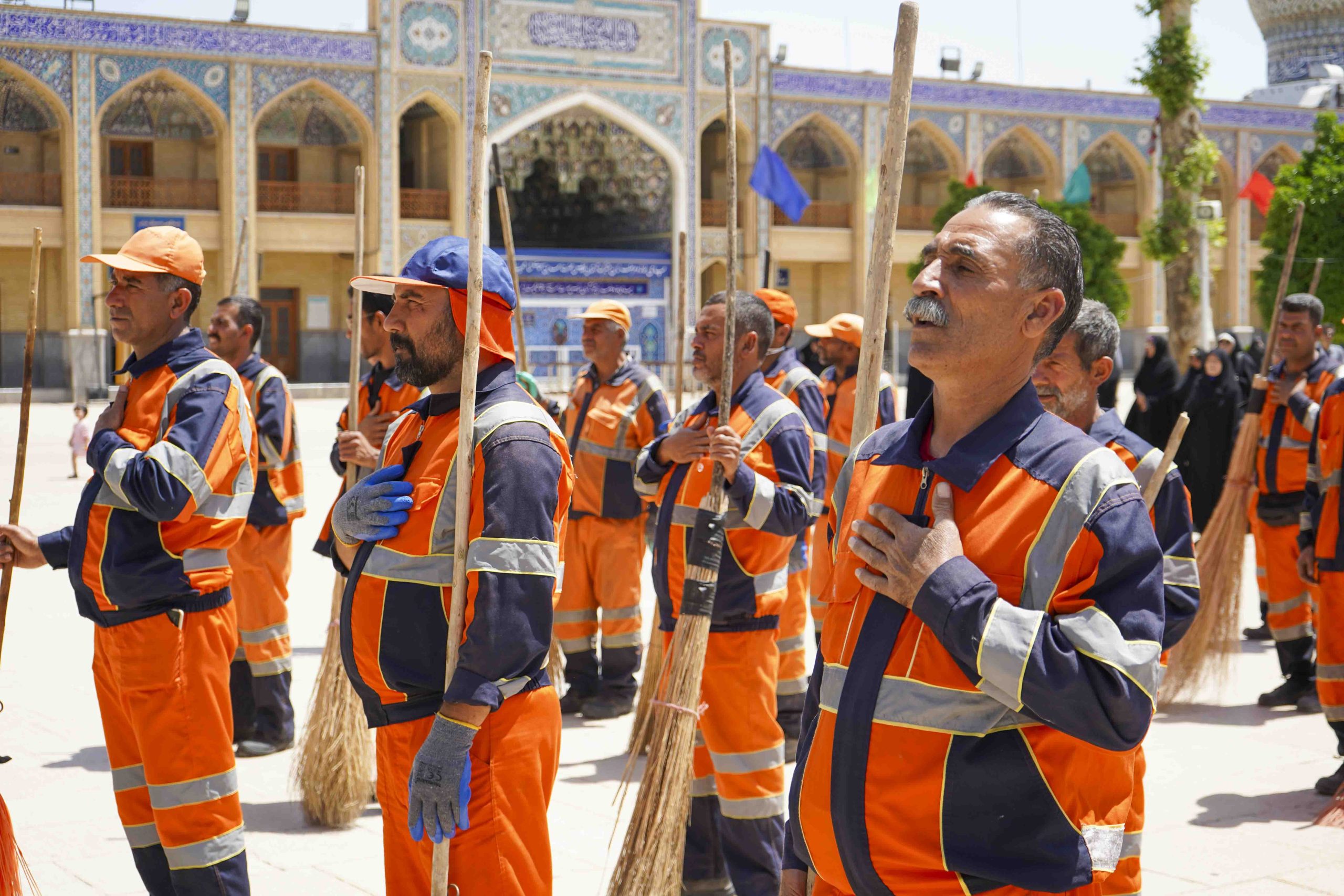 astanahmadi 12 3 scaled - تصاویر | آیین جاروزنی صحن آستان مقدس حضرت شاهچراغ علیه‌السلام با حضور جمعی از پاکبان شیرازی به مناسبت دهه کرامت و گرامیداشت روز کارگر