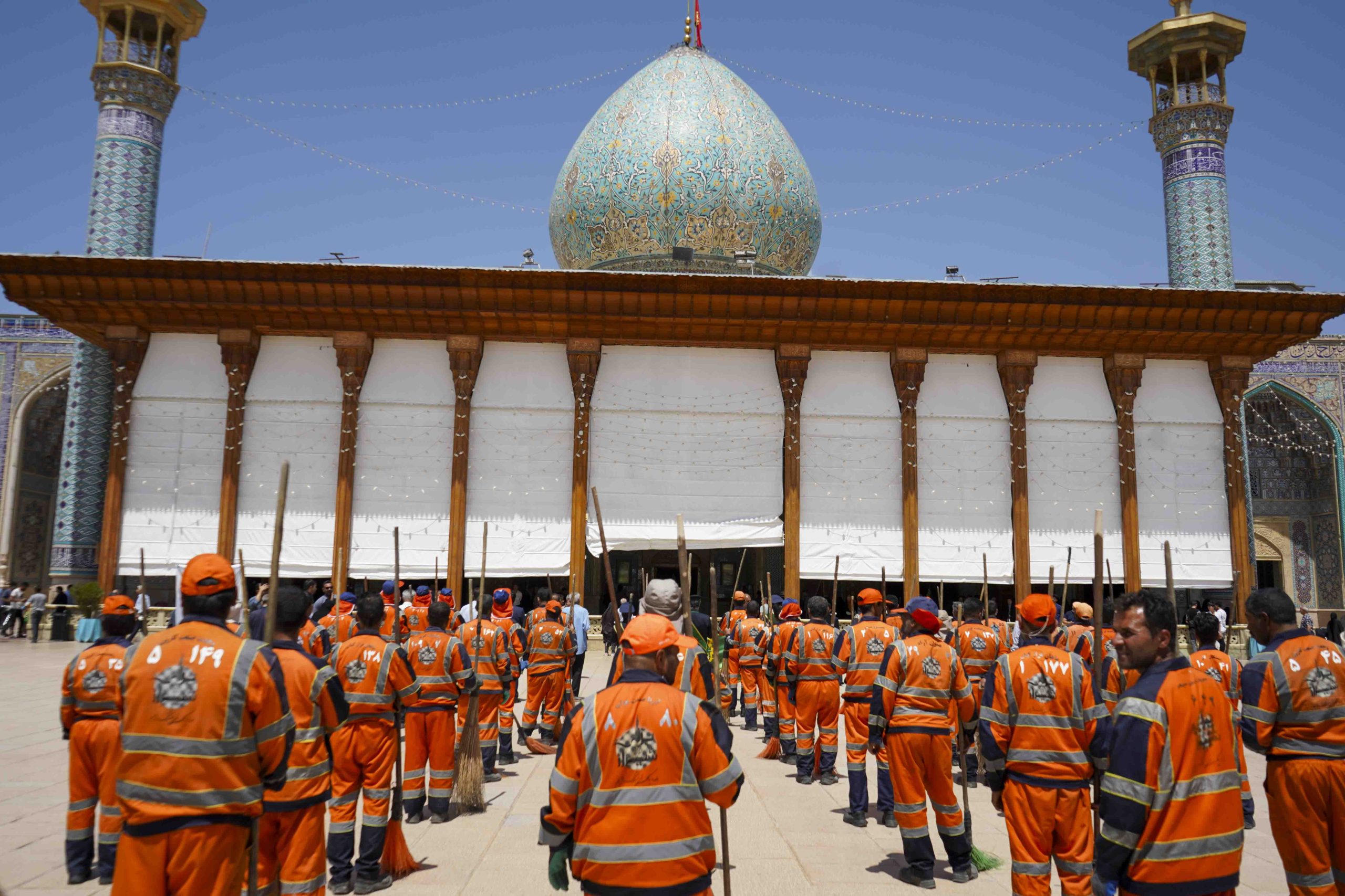 astanahmadi 18 3 scaled - تصاویر | آیین جاروزنی صحن آستان مقدس حضرت شاهچراغ علیه‌السلام با حضور جمعی از پاکبان شیرازی به مناسبت دهه کرامت و گرامیداشت روز کارگر