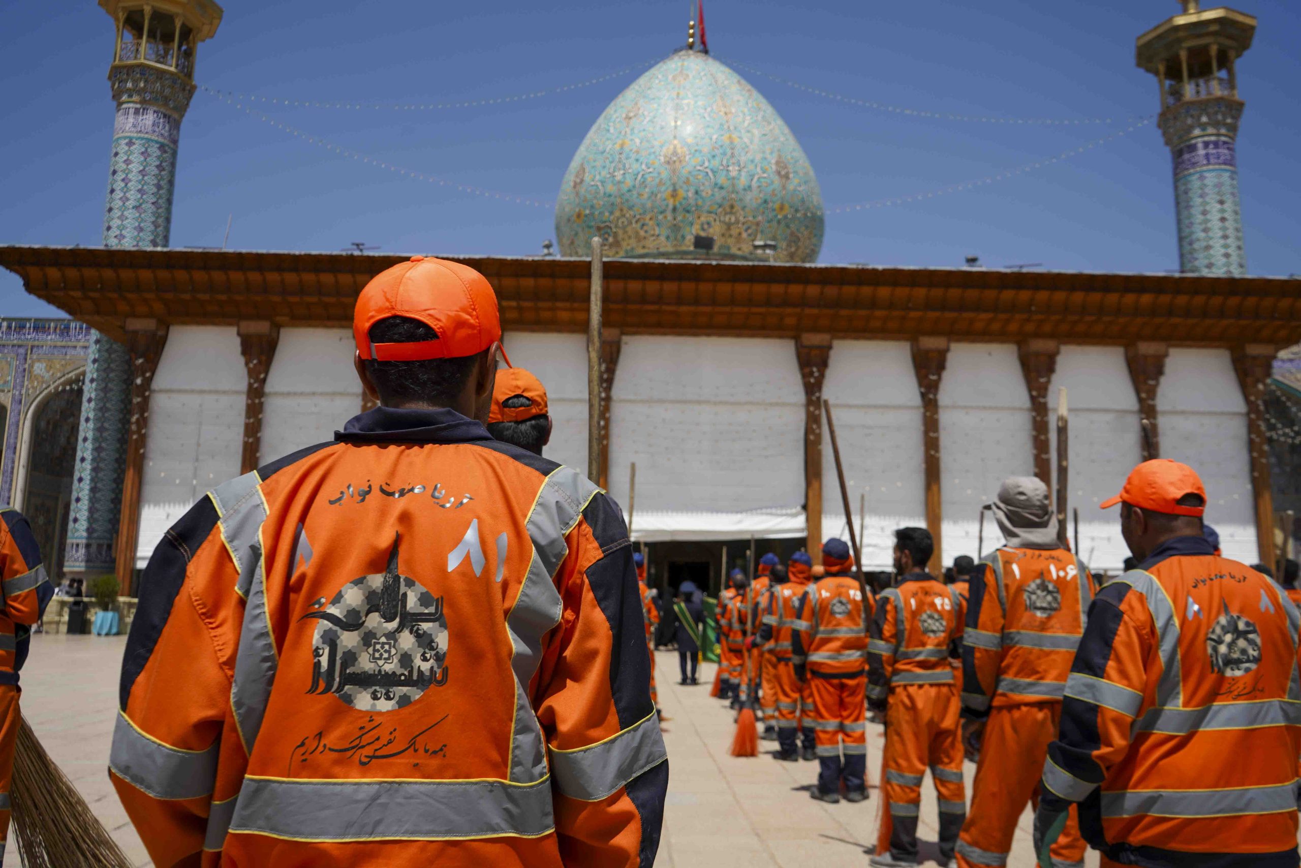astanahmadi 19 3 scaled - تصاویر | آیین جاروزنی صحن آستان مقدس حضرت شاهچراغ علیه‌السلام با حضور جمعی از پاکبان شیرازی به مناسبت دهه کرامت و گرامیداشت روز کارگر