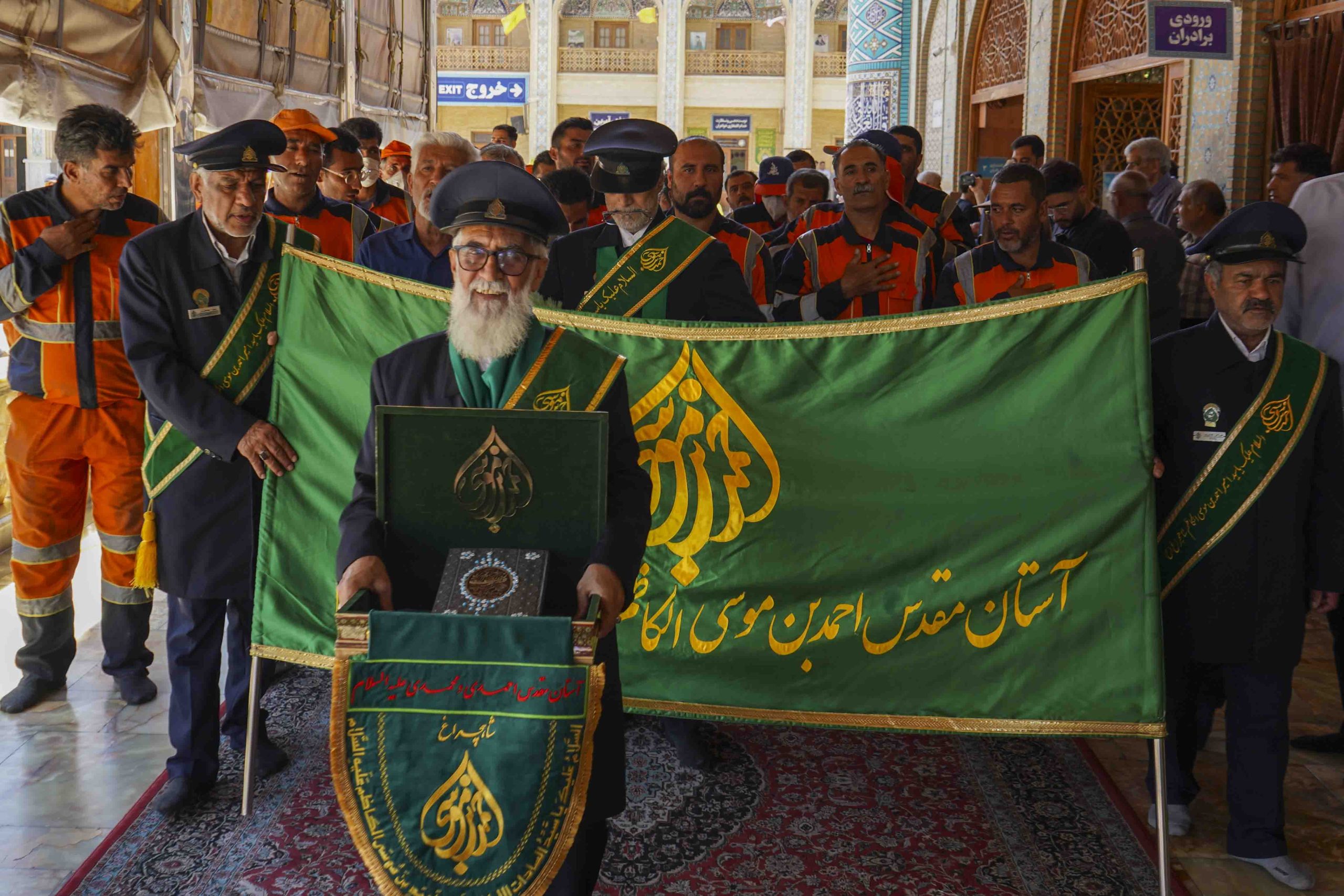 astanahmadi 21 2 scaled - تصاویر | آیین جاروزنی صحن آستان مقدس حضرت شاهچراغ علیه‌السلام با حضور جمعی از پاکبان شیرازی به مناسبت دهه کرامت و گرامیداشت روز کارگر