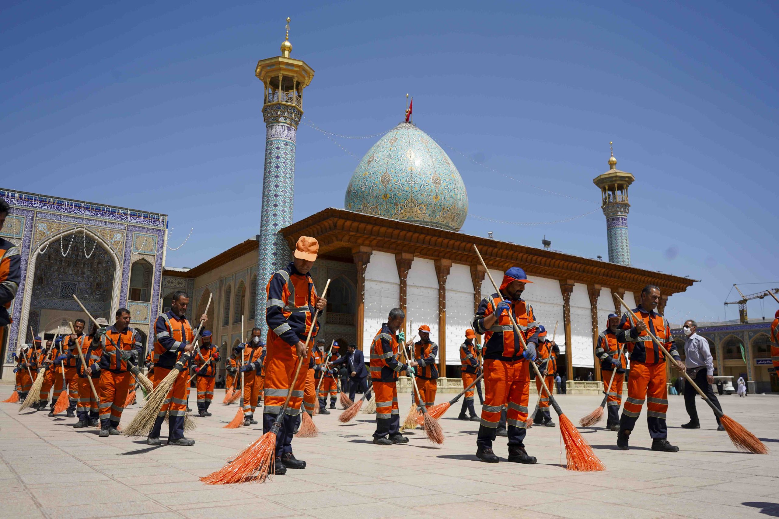 astanahmadi 3 4 scaled - تصاویر | آیین جاروزنی صحن آستان مقدس حضرت شاهچراغ علیه‌السلام با حضور جمعی از پاکبان شیرازی به مناسبت دهه کرامت و گرامیداشت روز کارگر