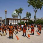تصاویر | آیین جاروزنی صحن آستان مقدس حضرت شاهچراغ علیه‌السلام با حضور جمعی از پاکبان شیرازی به مناسبت دهه کرامت و گرامیداشت روز کارگر