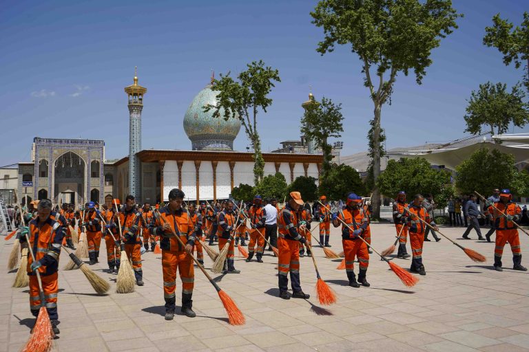 تصاویر | آیین جاروزنی صحن آستان مقدس حضرت شاهچراغ علیه‌السلام با حضور جمعی از پاکبان شیرازی به مناسبت دهه کرامت و گرامیداشت روز کارگر