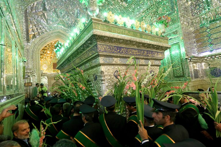 فیلم| گلباران ضریح مطهر حضرت احمد بن موسی شاهچراغ علیه‌السلام