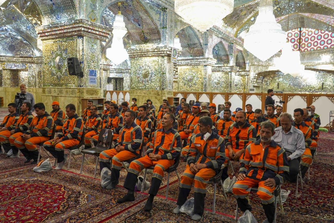 photo 2025 05 01 12 01 19 2 - تصاویر | آیین جاروزنی صحن آستان مقدس حضرت شاهچراغ علیه‌السلام با حضور جمعی از پاکبان شیرازی به مناسبت دهه کرامت و گرامیداشت روز کارگر