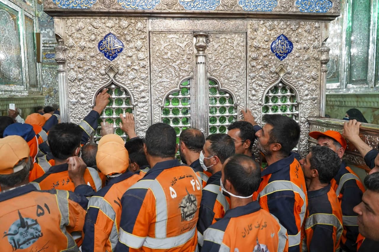 photo 2025 05 01 12 01 20 - تصاویر | آیین جاروزنی صحن آستان مقدس حضرت شاهچراغ علیه‌السلام با حضور جمعی از پاکبان شیرازی به مناسبت دهه کرامت و گرامیداشت روز کارگر