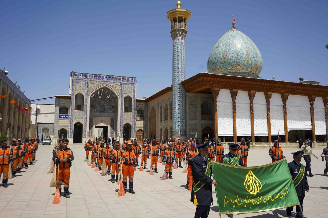 تصاویر | آیین جاروزنی صحن آستان مقدس حضرت شاهچراغ علیهالسلام با حضور جمعی از پاکبان شیرازی به مناسبت دهه کرامت و گرامیداشت روز کارگر photo 2025 05 01 12 01 22 - تصاویر | آیین جاروزنی صحن آستان مقدس حضرت شاهچراغ علیهالسلام با حضور جمعی از پاکبان شیرازی به مناسبت دهه کرامت و گرامیداشت روز کارگر