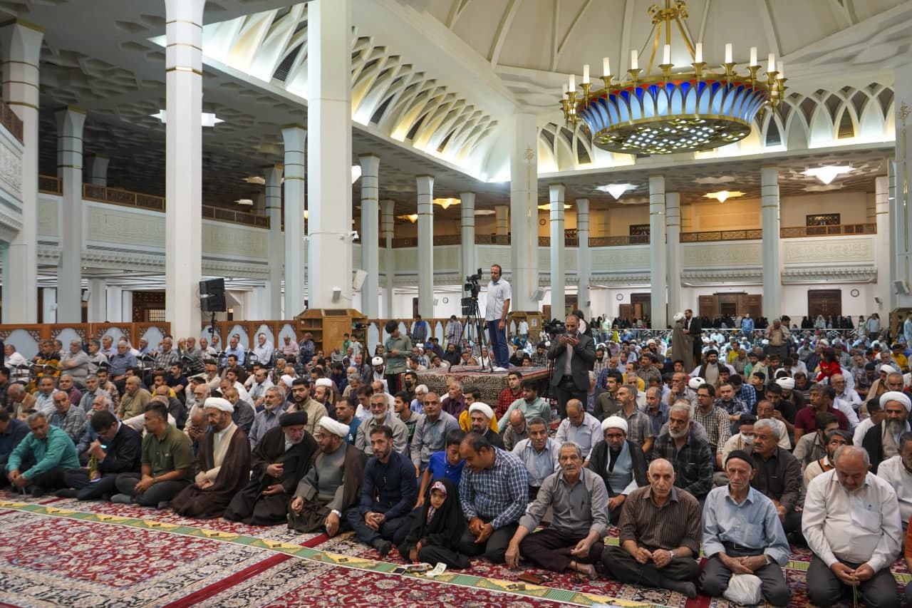 photo 2025 05 04 00 25 42 - تصاویر| مراسم جشن شب بزرگداشت حضرت احمد بن موسی الکاظم شاهچراغ علیه‌السلام در حرم مطهر
