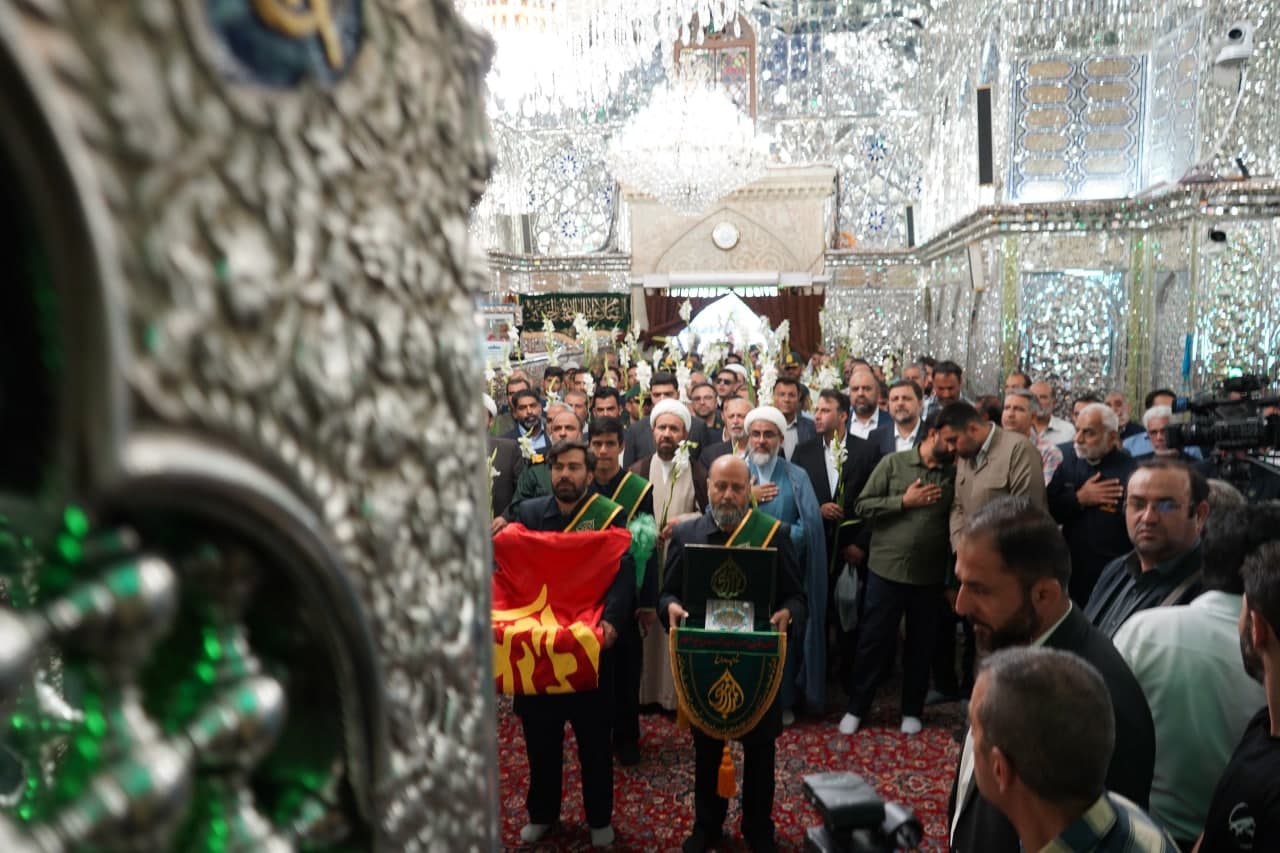 photo 2025 05 04 11 39 50 - تصاویر| زائران، خادمان و مسئولان با حضور در آستان حضرت شاهچراغ علیه‌السلام، عرض ارادت کردند و پیمان خادمی خود را از نو بستند.