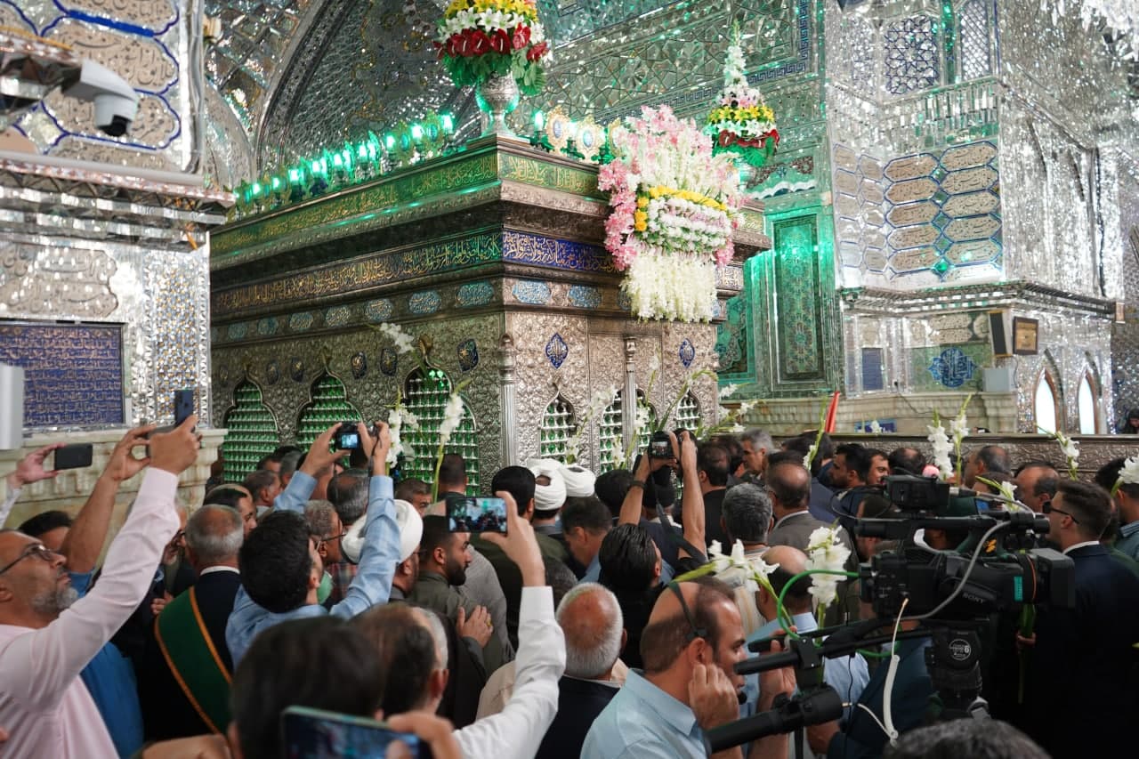 photo 2025 05 04 11 39 51 2 - تصاویر| زائران، خادمان و مسئولان با حضور در آستان حضرت شاهچراغ علیه‌السلام، عرض ارادت کردند و پیمان خادمی خود را از نو بستند.