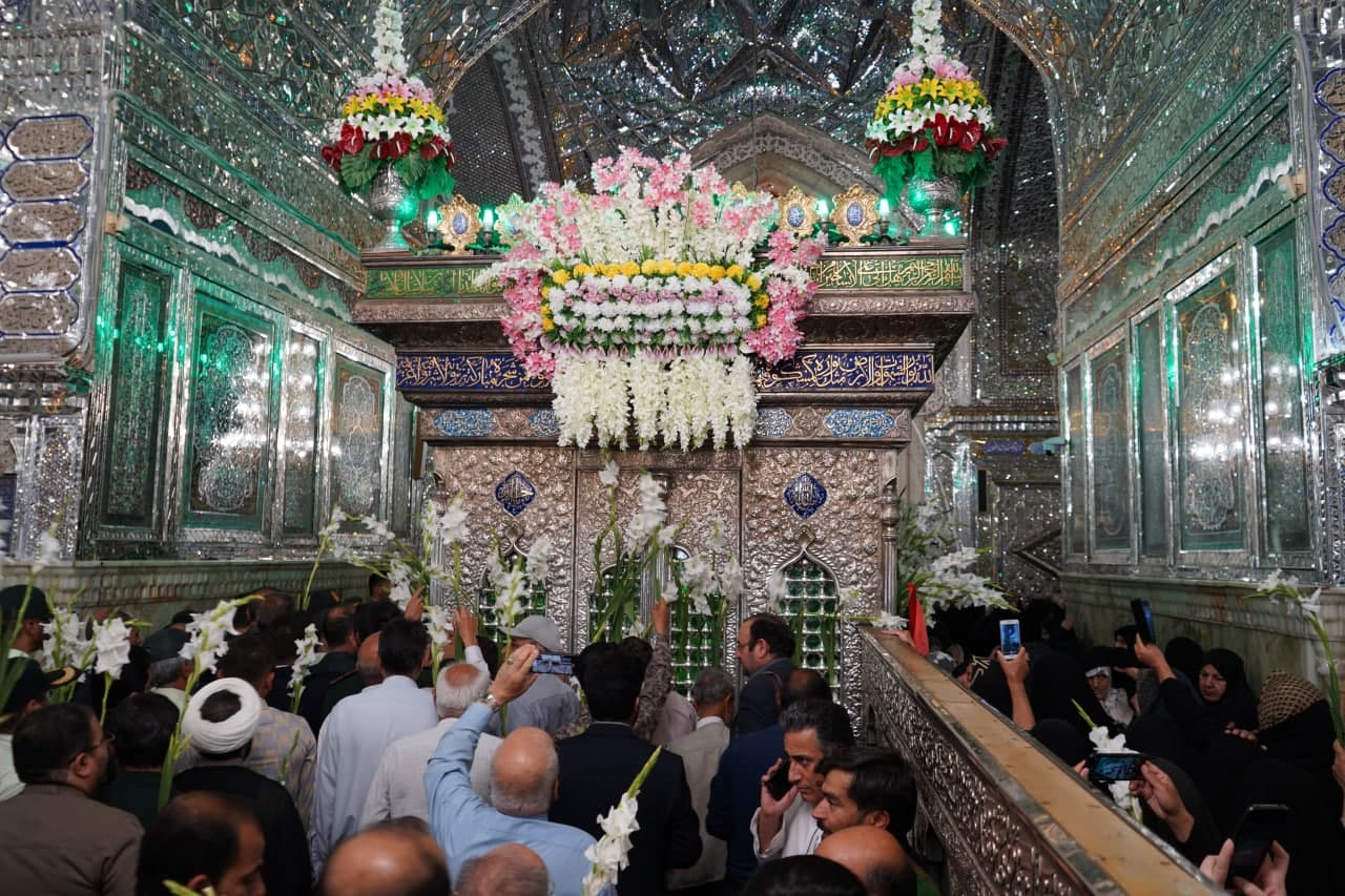 photo 2025 05 04 11 39 52 2 - تصاویر| زائران، خادمان و مسئولان با حضور در آستان حضرت شاهچراغ علیه‌السلام، عرض ارادت کردند و پیمان خادمی خود را از نو بستند.