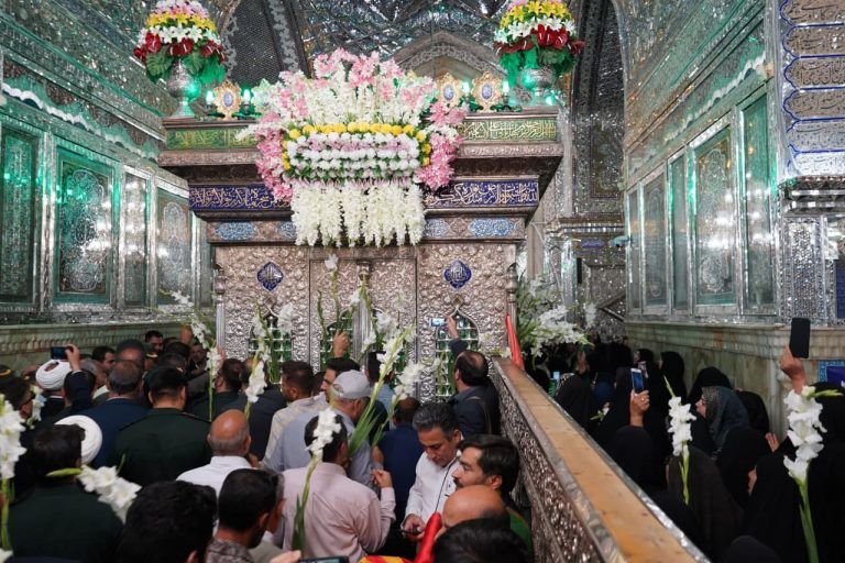 تصاویر| زائران، خادمان و مسئولان با حضور در آستان حضرت شاهچراغ علیه‌السلام، عرض ارادت کردند و پیمان خادمی خود را از نو بستند.