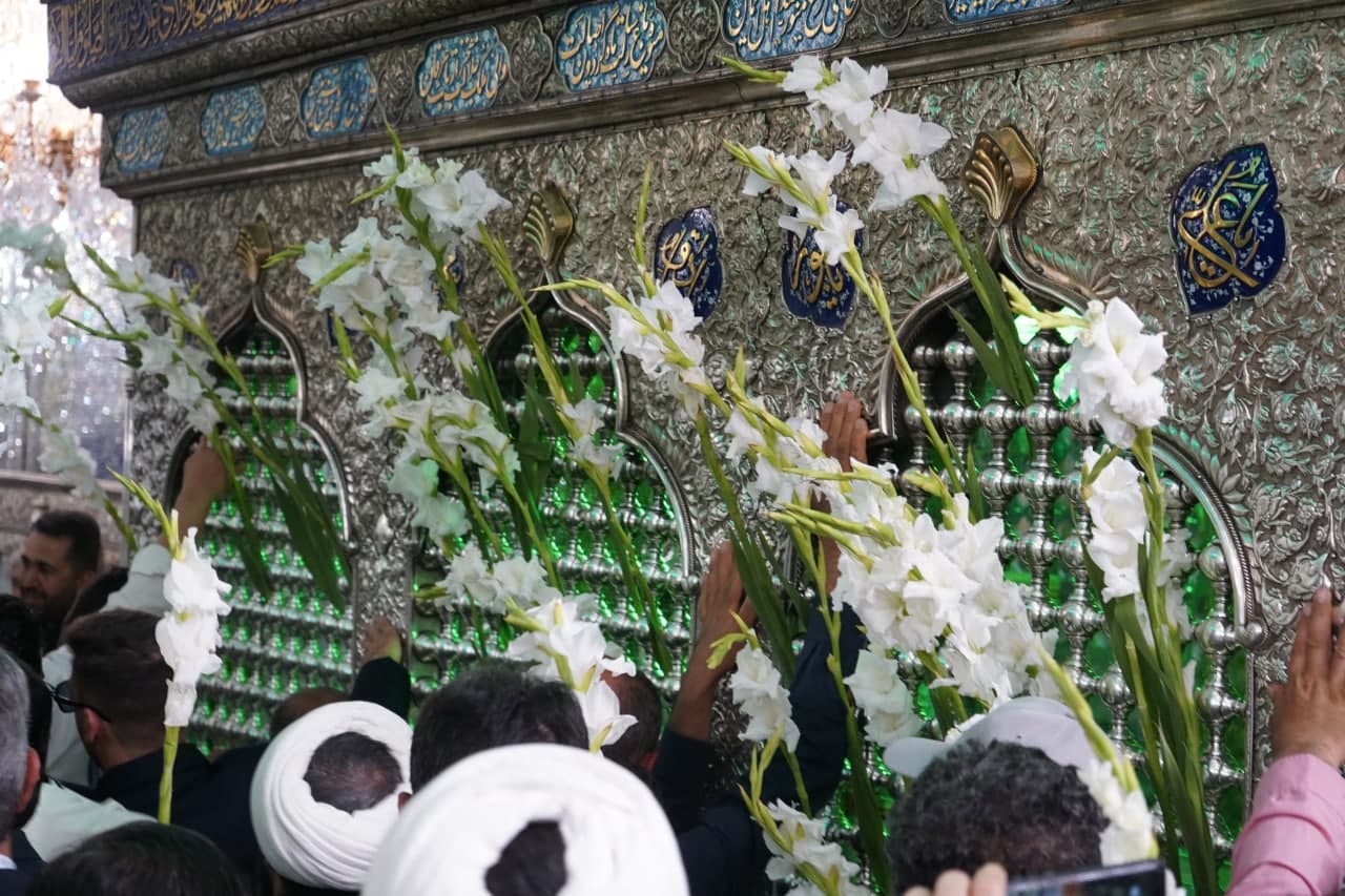 photo 2025 05 04 11 39 53 2 - تصاویر| زائران، خادمان و مسئولان با حضور در آستان حضرت شاهچراغ علیه‌السلام، عرض ارادت کردند و پیمان خادمی خود را از نو بستند.