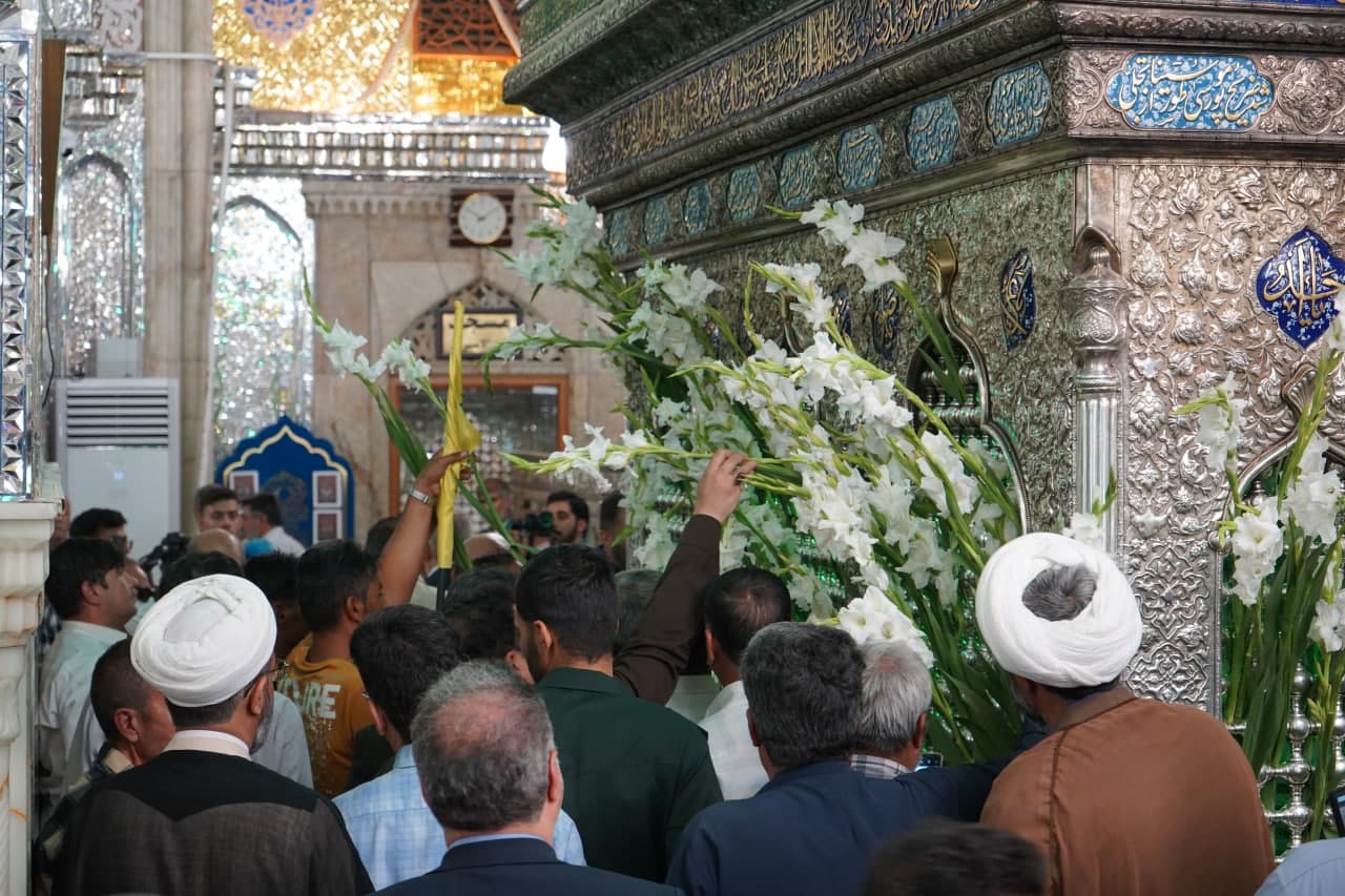 photo 2025 05 04 11 39 54 2 - تصاویر| زائران، خادمان و مسئولان با حضور در آستان حضرت شاهچراغ علیه‌السلام، عرض ارادت کردند و پیمان خادمی خود را از نو بستند.