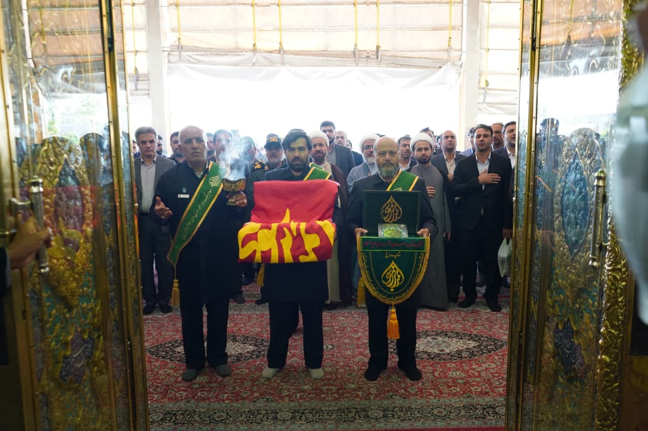 photo 2025 05 04 11 39 57 2 - تصاویر| زائران، خادمان و مسئولان با حضور در آستان حضرت شاهچراغ علیه‌السلام، عرض ارادت کردند و پیمان خادمی خود را از نو بستند.