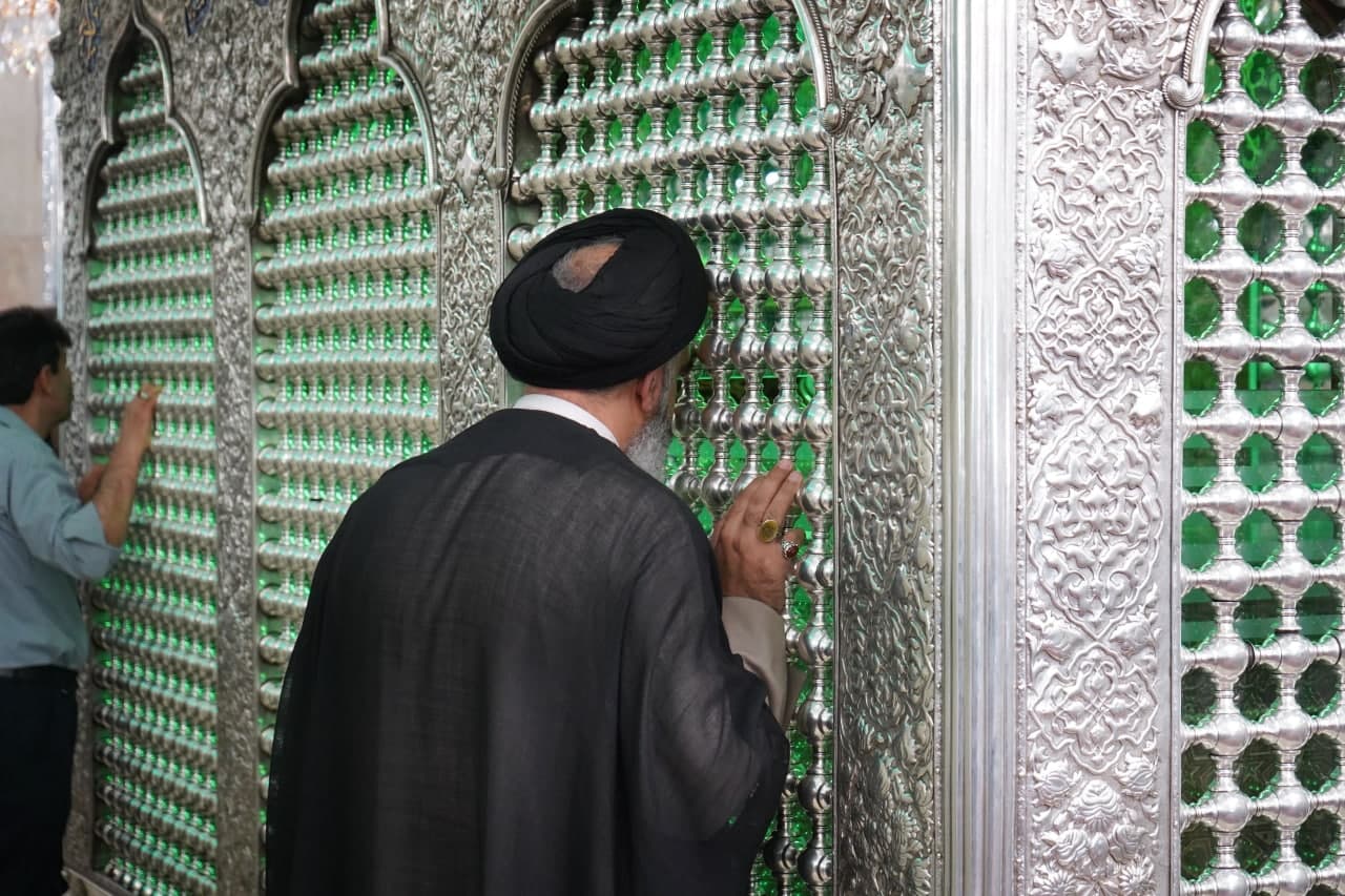 photo 2025 05 04 11 39 57 - تصاویر| زائران، خادمان و مسئولان با حضور در آستان حضرت شاهچراغ علیه‌السلام، عرض ارادت کردند و پیمان خادمی خود را از نو بستند.