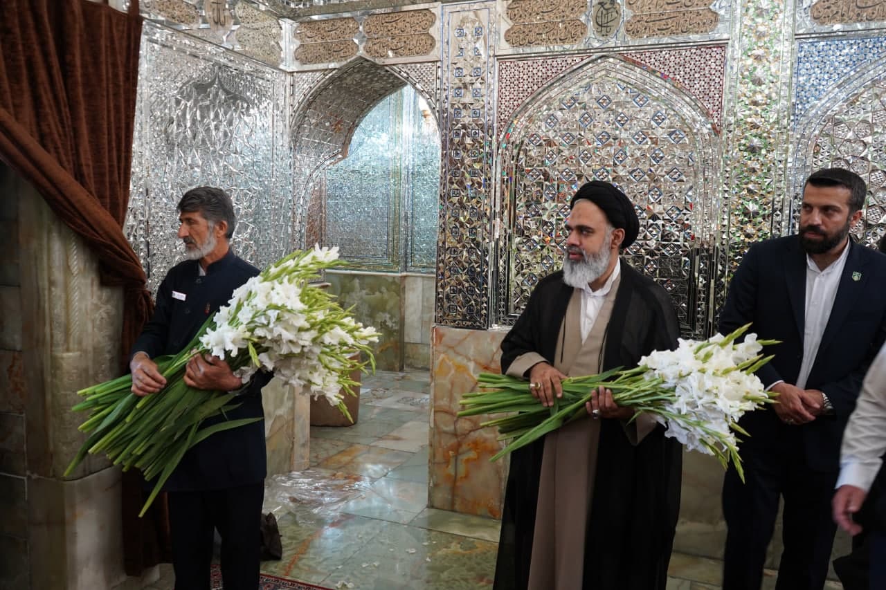 photo 2025 05 04 11 40 00 - تصاویر| زائران، خادمان و مسئولان با حضور در آستان حضرت شاهچراغ علیه‌السلام، عرض ارادت کردند و پیمان خادمی خود را از نو بستند.