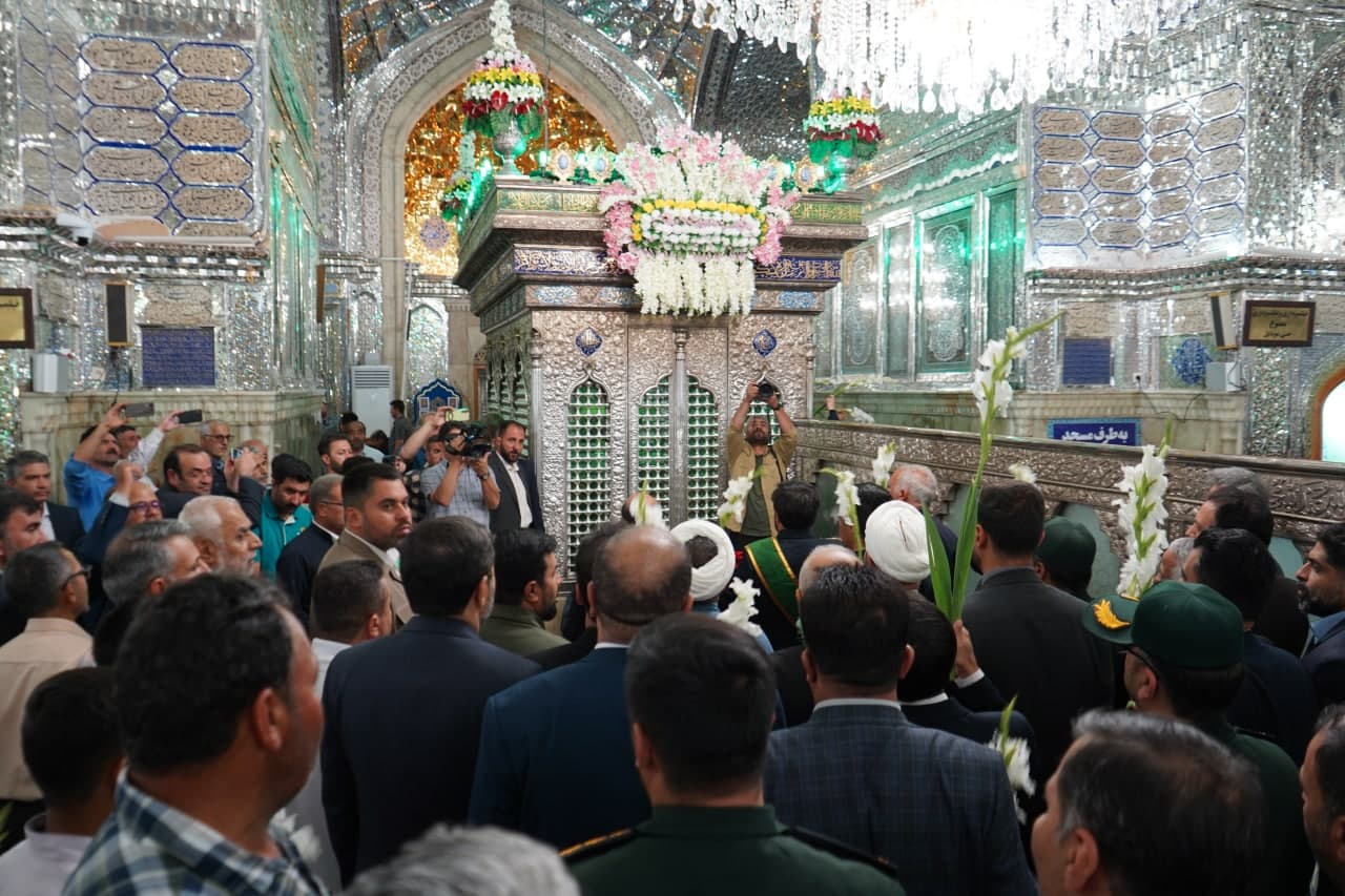 photo 2025 05 04 11 40 01 - تصاویر| زائران، خادمان و مسئولان با حضور در آستان حضرت شاهچراغ علیه‌السلام، عرض ارادت کردند و پیمان خادمی خود را از نو بستند.
