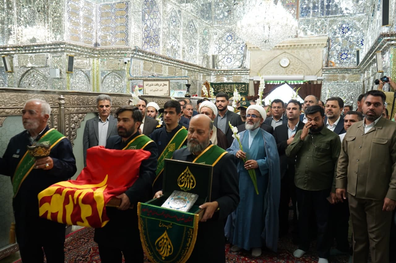 photo 2025 05 04 11 40 02 2 - تصاویر| زائران، خادمان و مسئولان با حضور در آستان حضرت شاهچراغ علیه‌السلام، عرض ارادت کردند و پیمان خادمی خود را از نو بستند.