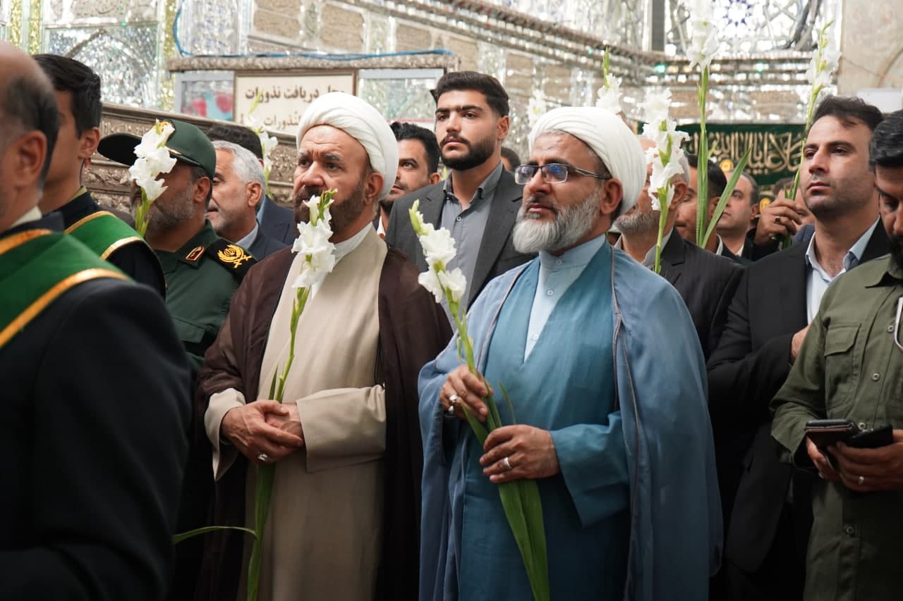 photo 2025 05 04 11 40 03 - تصاویر| زائران، خادمان و مسئولان با حضور در آستان حضرت شاهچراغ علیه‌السلام، عرض ارادت کردند و پیمان خادمی خود را از نو بستند.