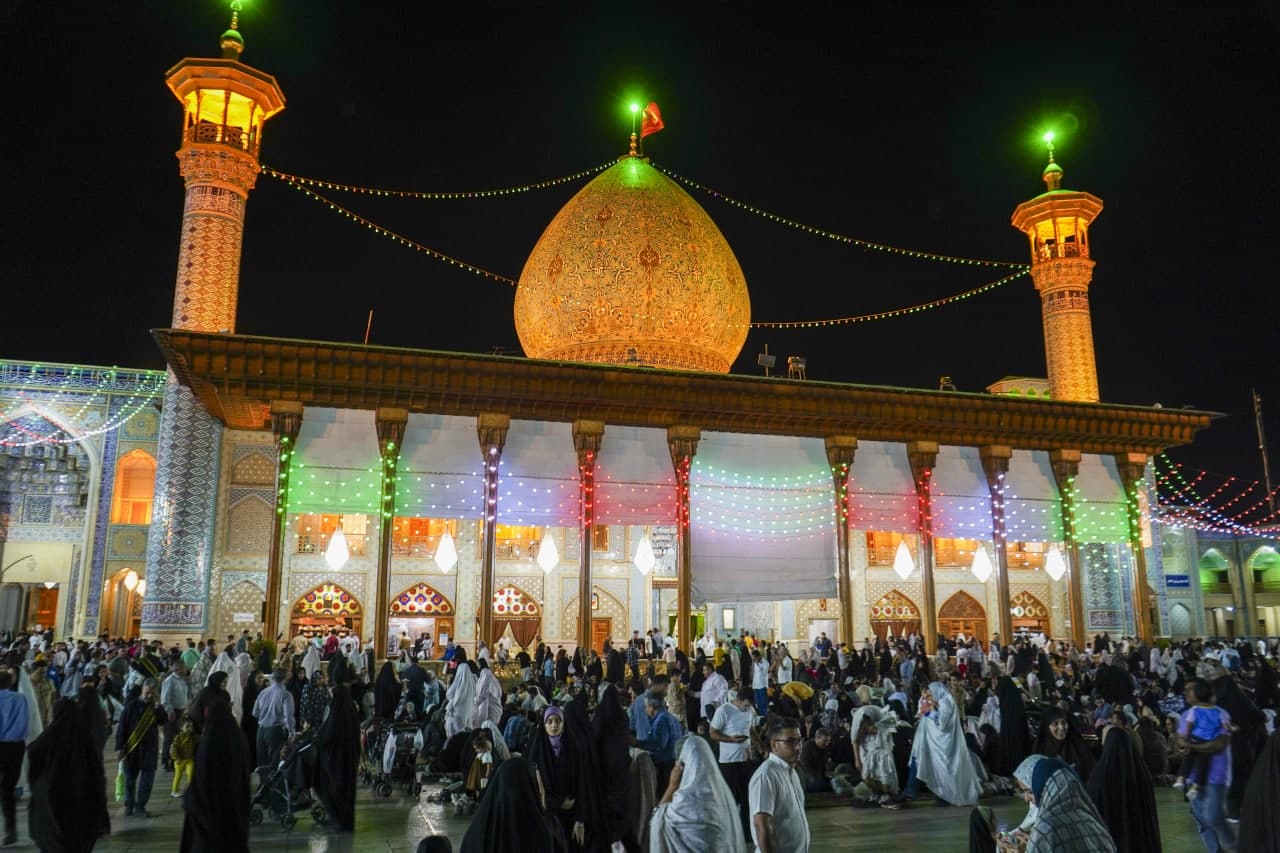 تصاویر | شب میلاد امام رضا علیهالسلام در حرم مطهر حضرت شاهچراغ علیهالسلام photo 2025 05 08 21 15 13 2 - تصاویر | شب میلاد امام رضا علیهالسلام در حرم مطهر حضرت شاهچراغ علیهالسلام