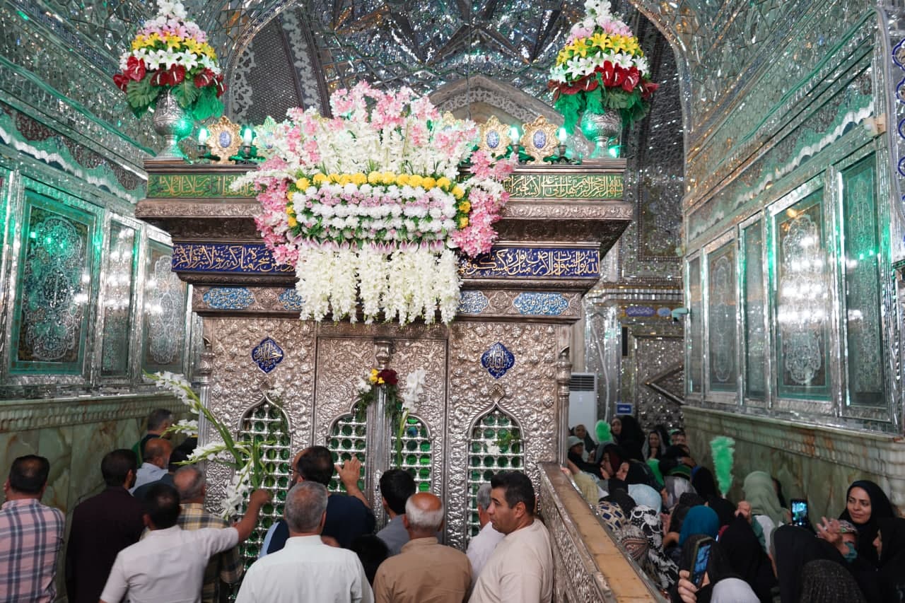 photo 2025 05 08 21 15 14 2 - تصاویر | شب میلاد امام رضا علیه‌السلام در حرم مطهر حضرت شاهچراغ علیه‌السلام