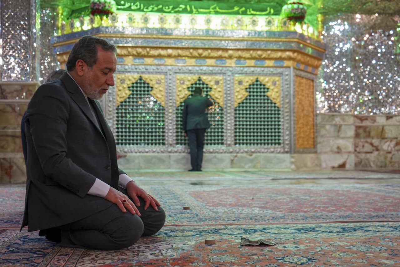 photo 2025 05 22 21 10 36 - زیارت دکتر سید عباس عراقچی وزیر امور خارجه ازحرم مطهر حضرت شاهچراغ علیه‌السلام