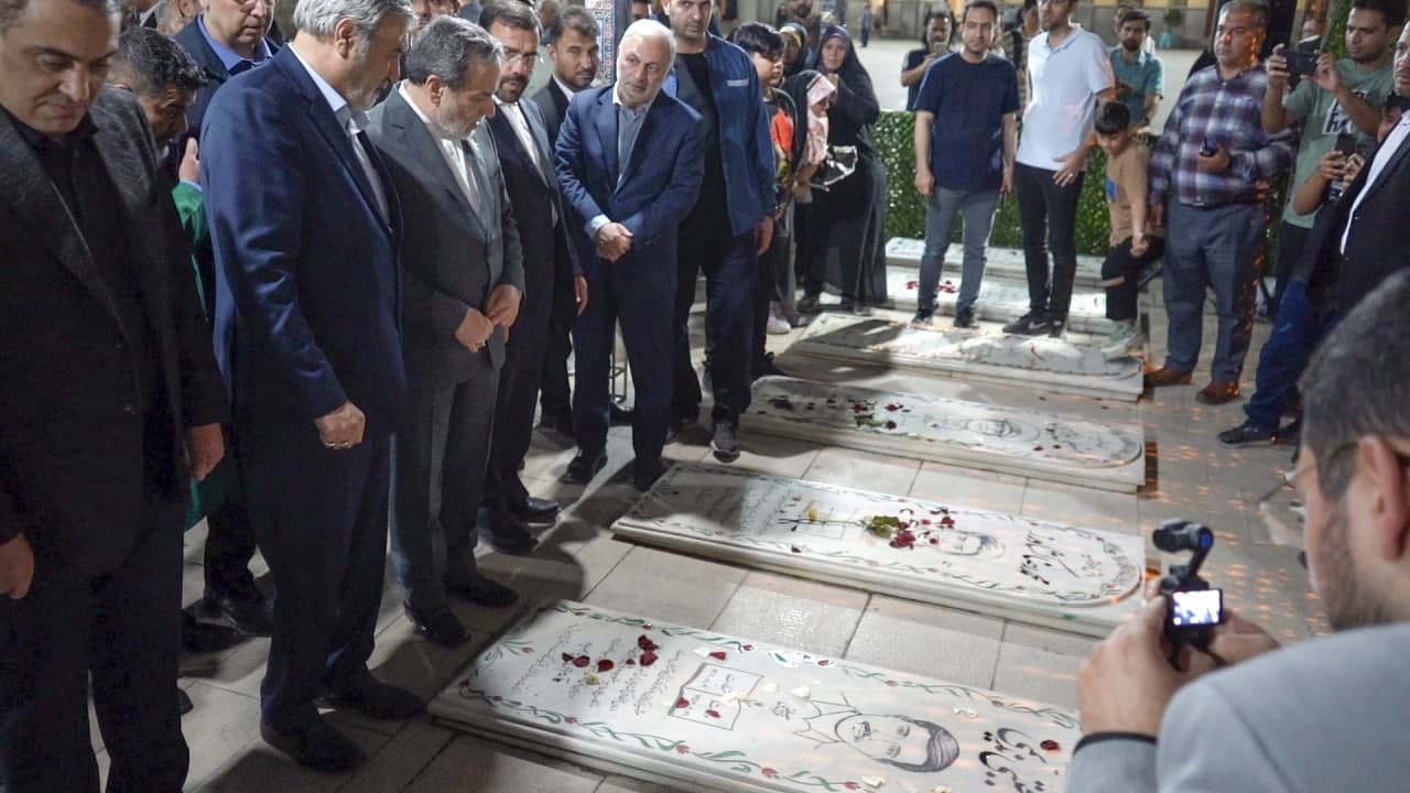photo 2025 05 22 21 10 38 2 - زیارت دکتر سید عباس عراقچی وزیر امور خارجه ازحرم مطهر حضرت شاهچراغ علیه‌السلام