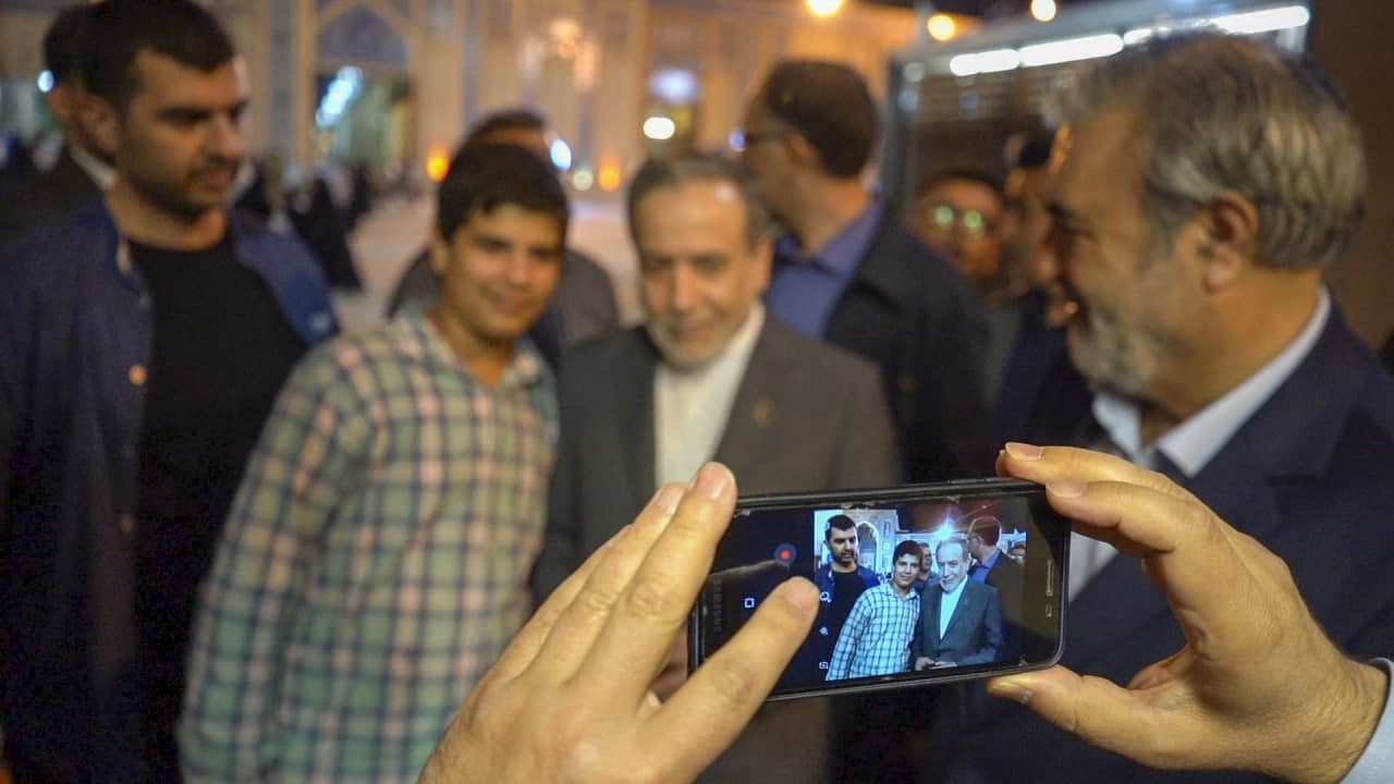 photo 2025 05 22 21 10 39 - زیارت دکتر سید عباس عراقچی وزیر امور خارجه ازحرم مطهر حضرت شاهچراغ علیه‌السلام