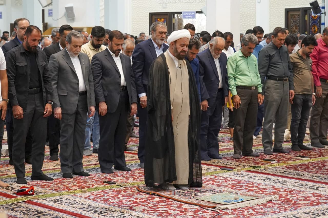 زیارت دکتر سید عباس عراقچی وزیر امور خارجه ازحرم مطهر حضرت شاهچراغ علیهالسلام photo 2025 05 22 21 10 40 - زیارت دکتر سید عباس عراقچی وزیر امور خارجه ازحرم مطهر حضرت شاهچراغ علیهالسلام